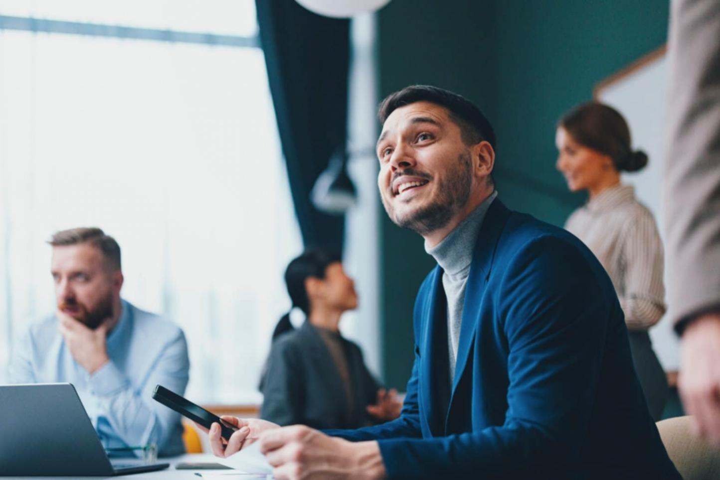 Team bei der Arbeit an Budgetplanungsstrategien